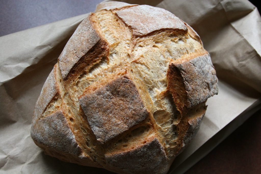 Een vers gebakken boerenbrood met een goudbruine, knapperige korst