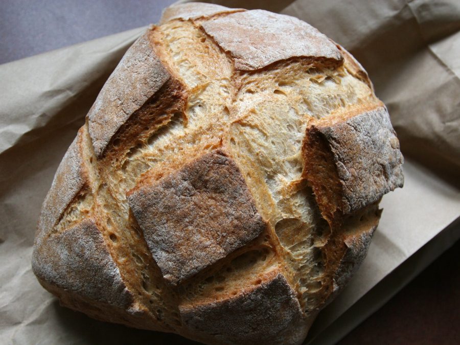 Een vers gebakken boerenbrood met een goudbruine, knapperige korst
